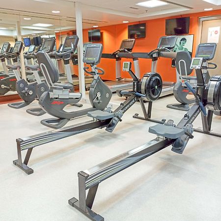 Crowne Plaza Dubai Deira By Ihg Hotel Eksteriør billede Rowing machines in a gym