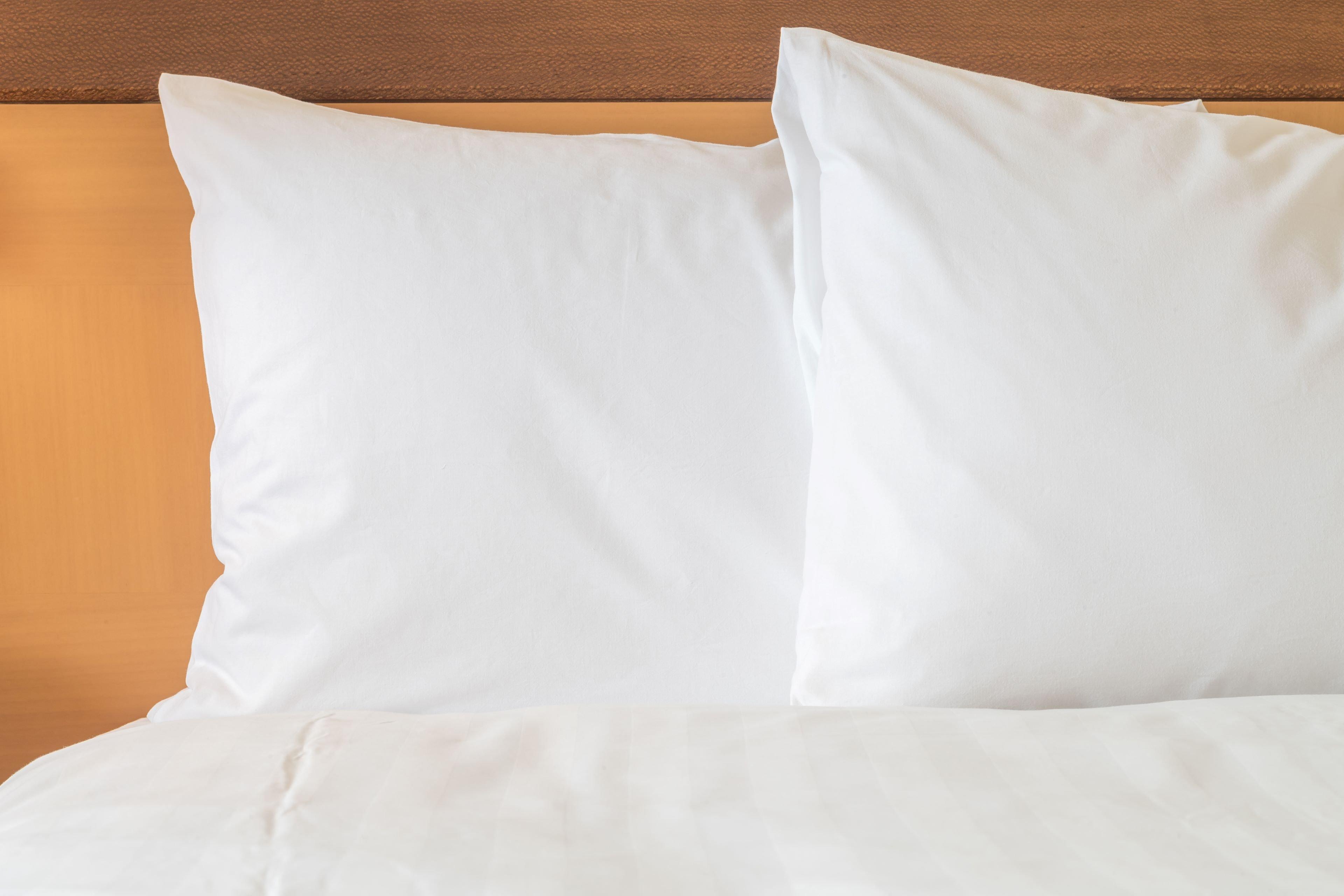 Crowne Plaza Dubai Deira By Ihg Hotel Eksteriør billede Two pillows on a bed