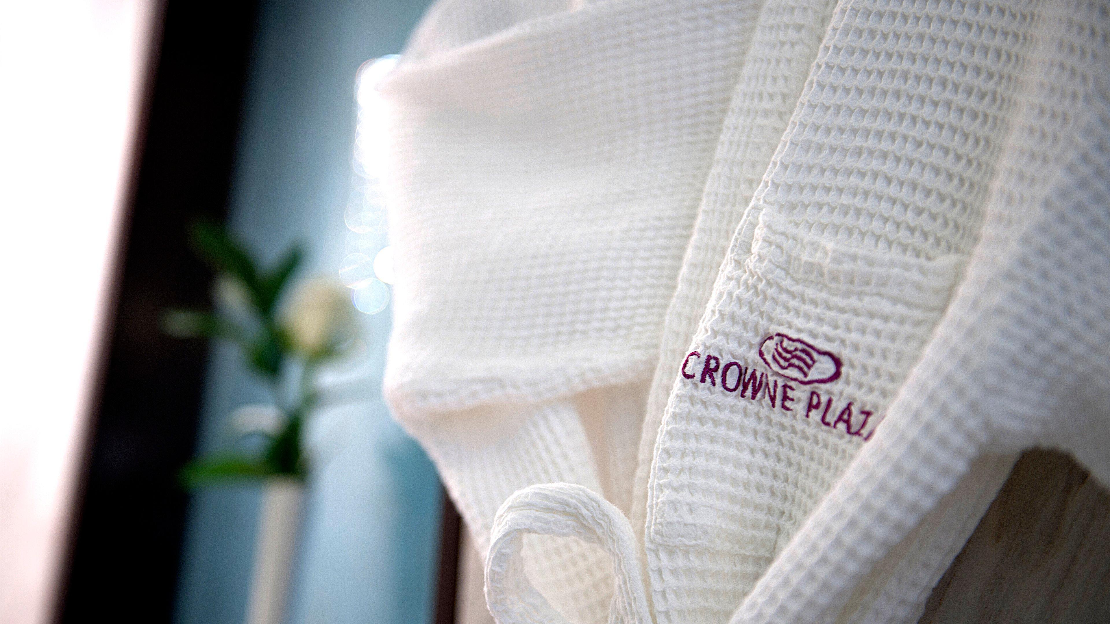Crowne Plaza Dubai Deira By Ihg Hotel Eksteriør billede A bathrobe