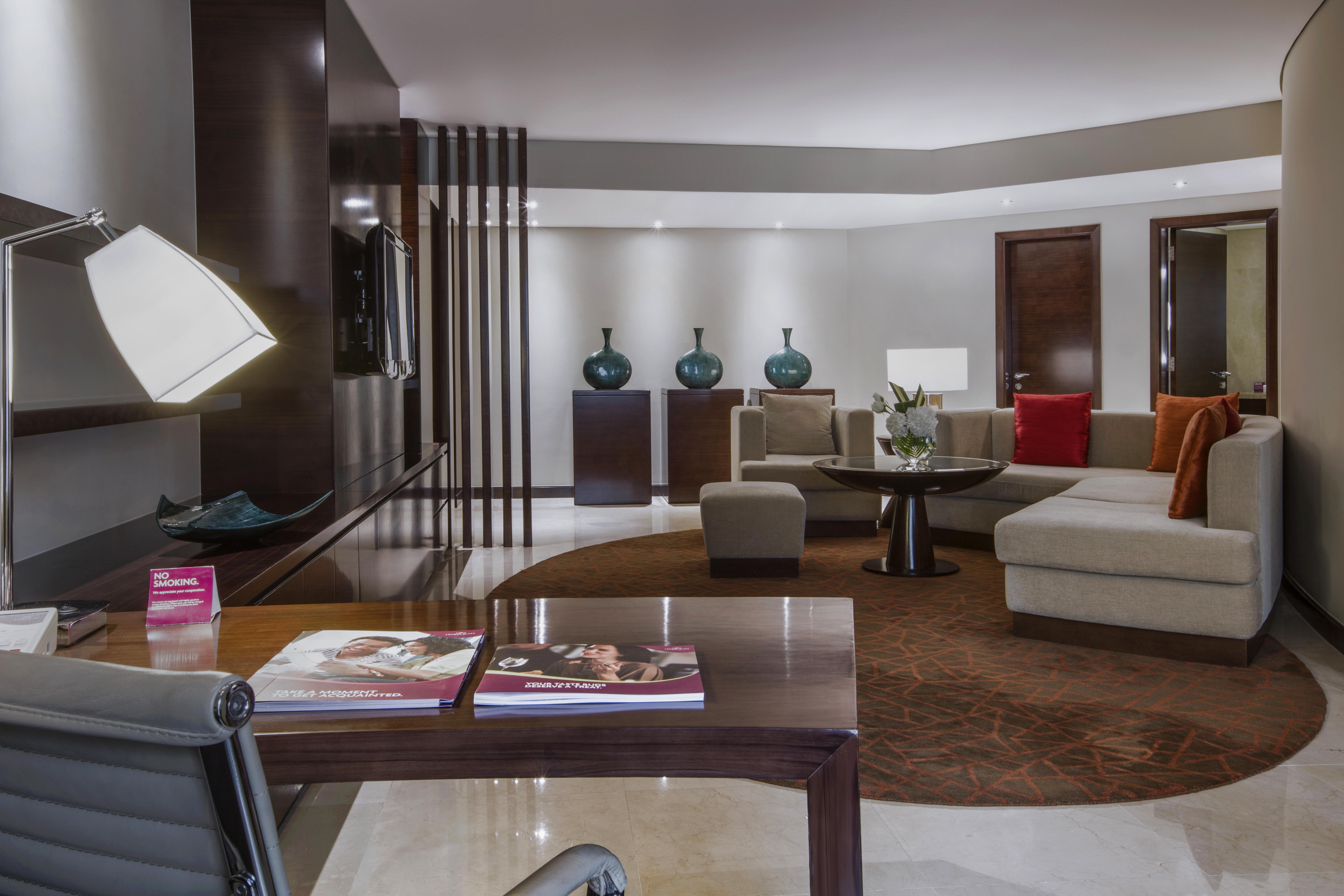 Crowne Plaza Dubai Deira By Ihg Hotel Eksteriør billede A suite at the hotel