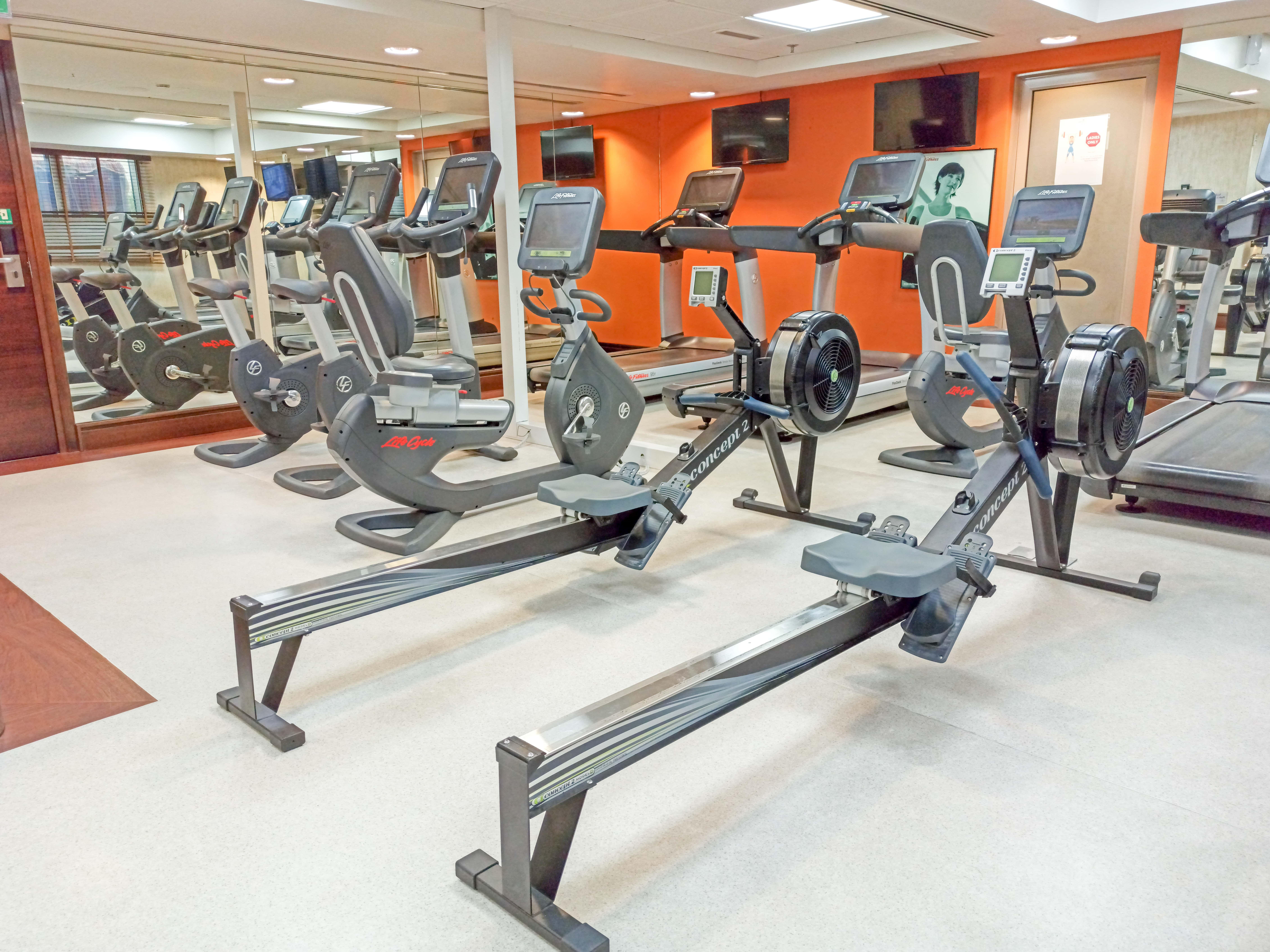 Crowne Plaza Dubai Deira By Ihg Hotel Eksteriør billede Rowing machines in a gym