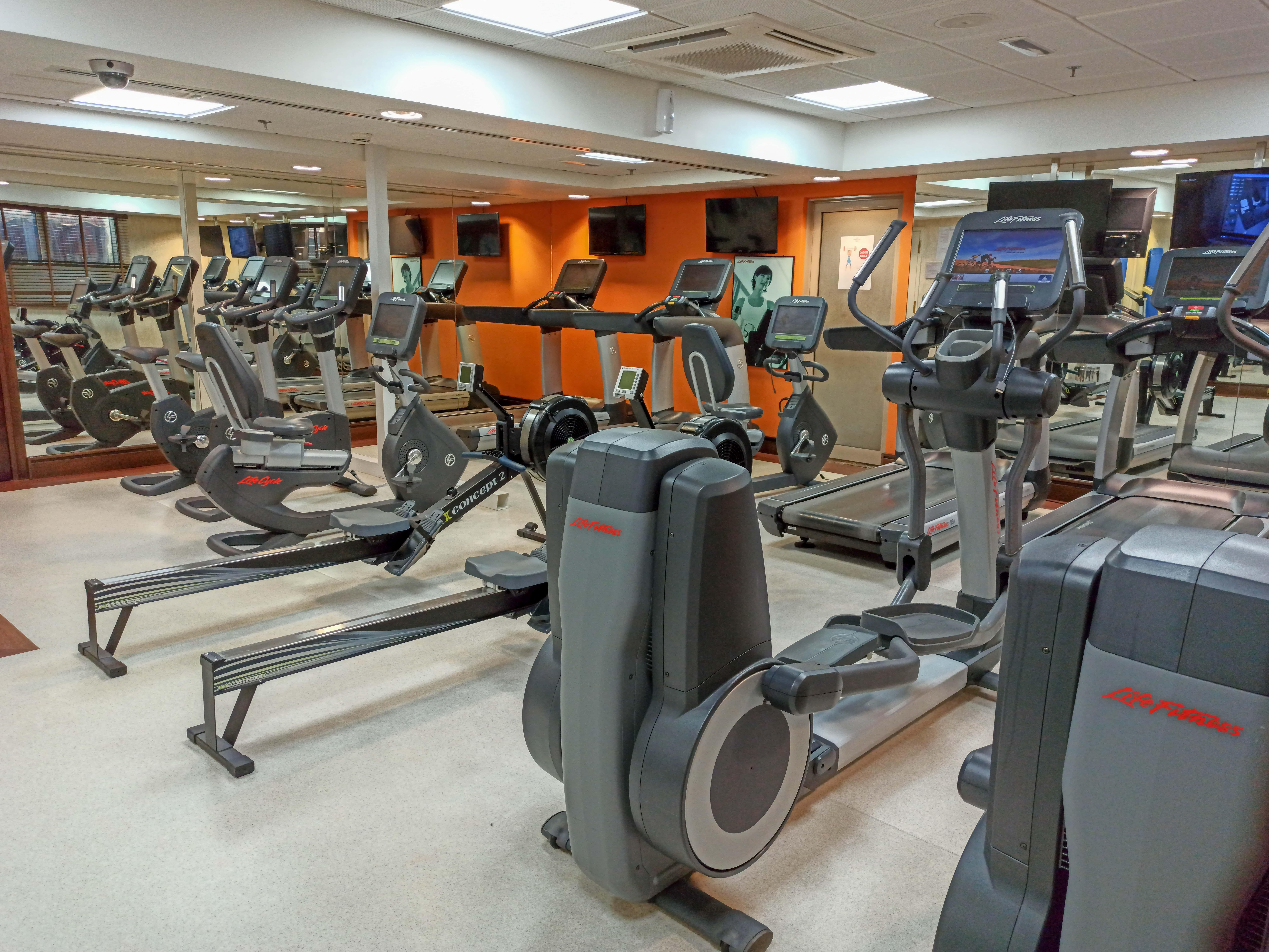 Crowne Plaza Dubai Deira By Ihg Hotel Eksteriør billede A typical gym