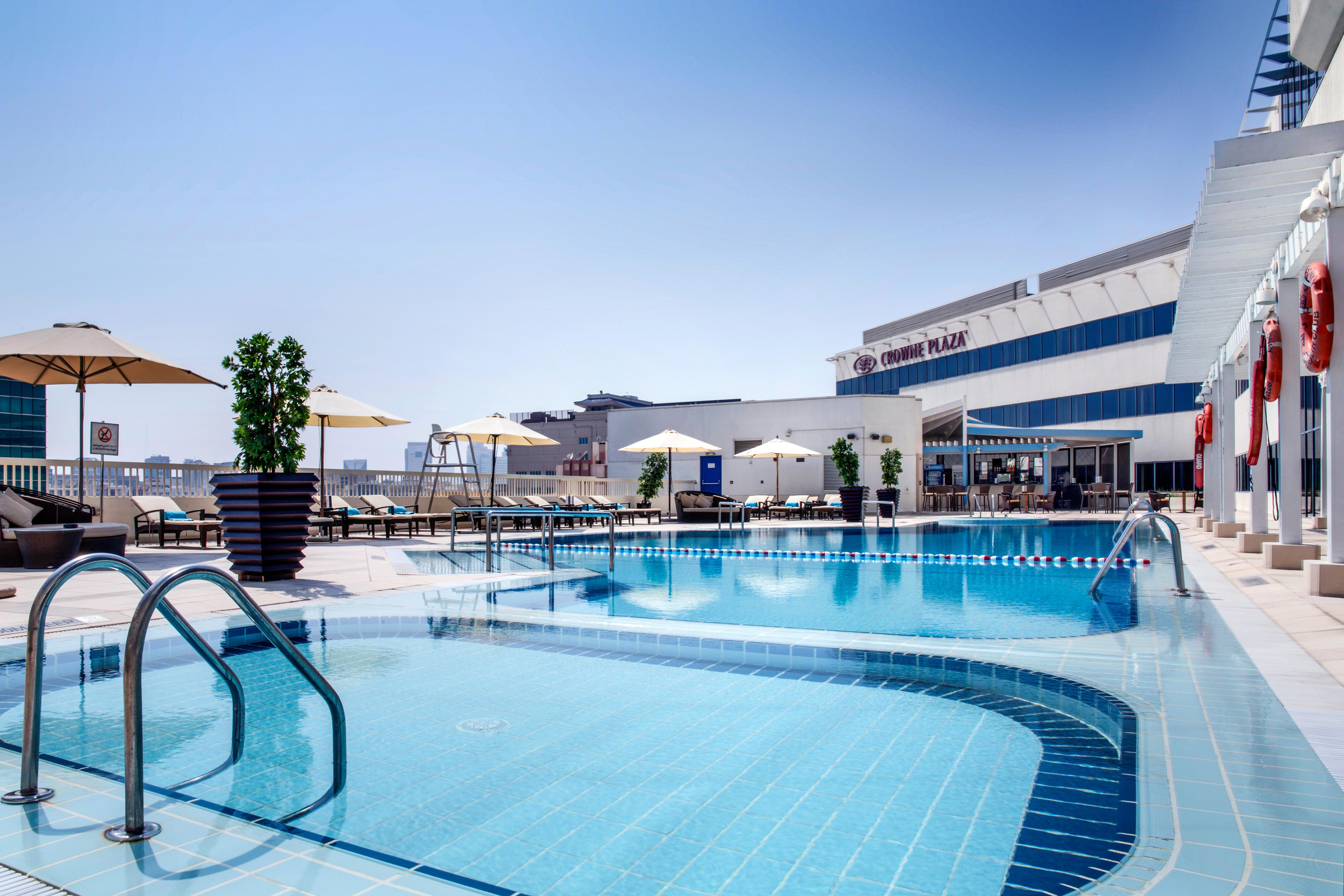 Crowne Plaza Dubai Deira By Ihg Hotel Eksteriør billede The swimming pool at the hotel