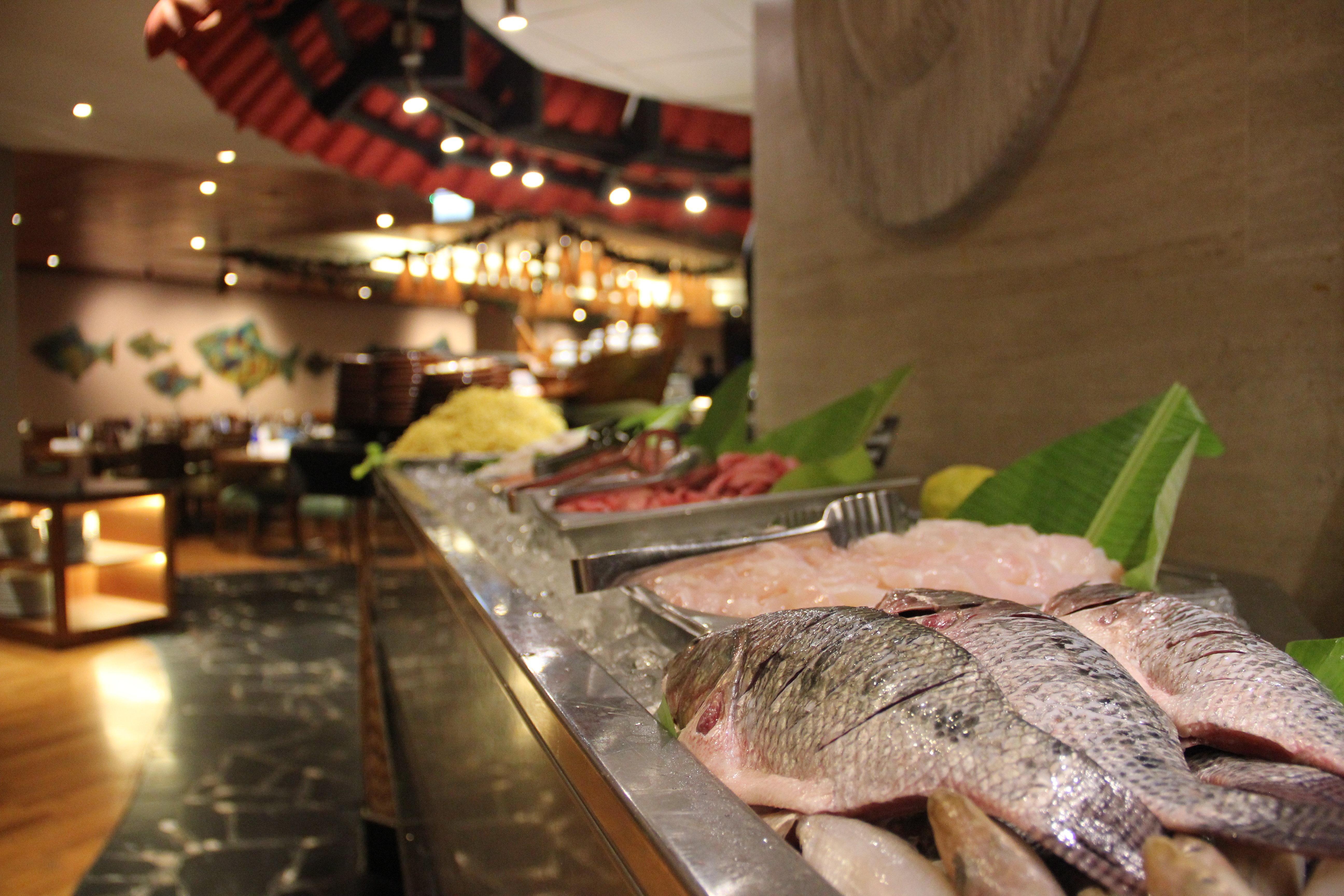 Crowne Plaza Dubai Deira By Ihg Hotel Eksteriør billede Seafood at a buffet