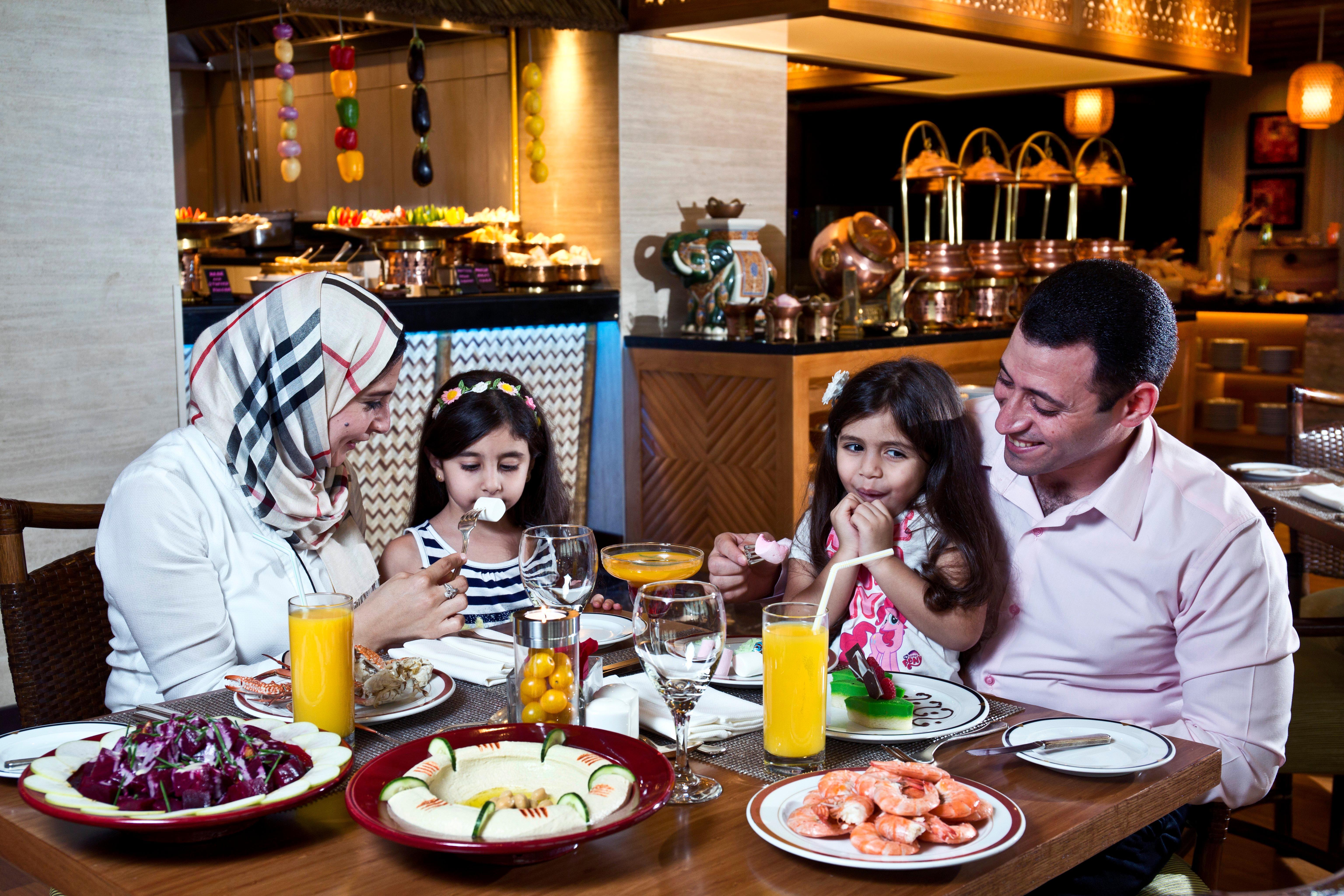 Crowne Plaza Dubai Deira By Ihg Hotel Eksteriør billede Family dining at the hotel