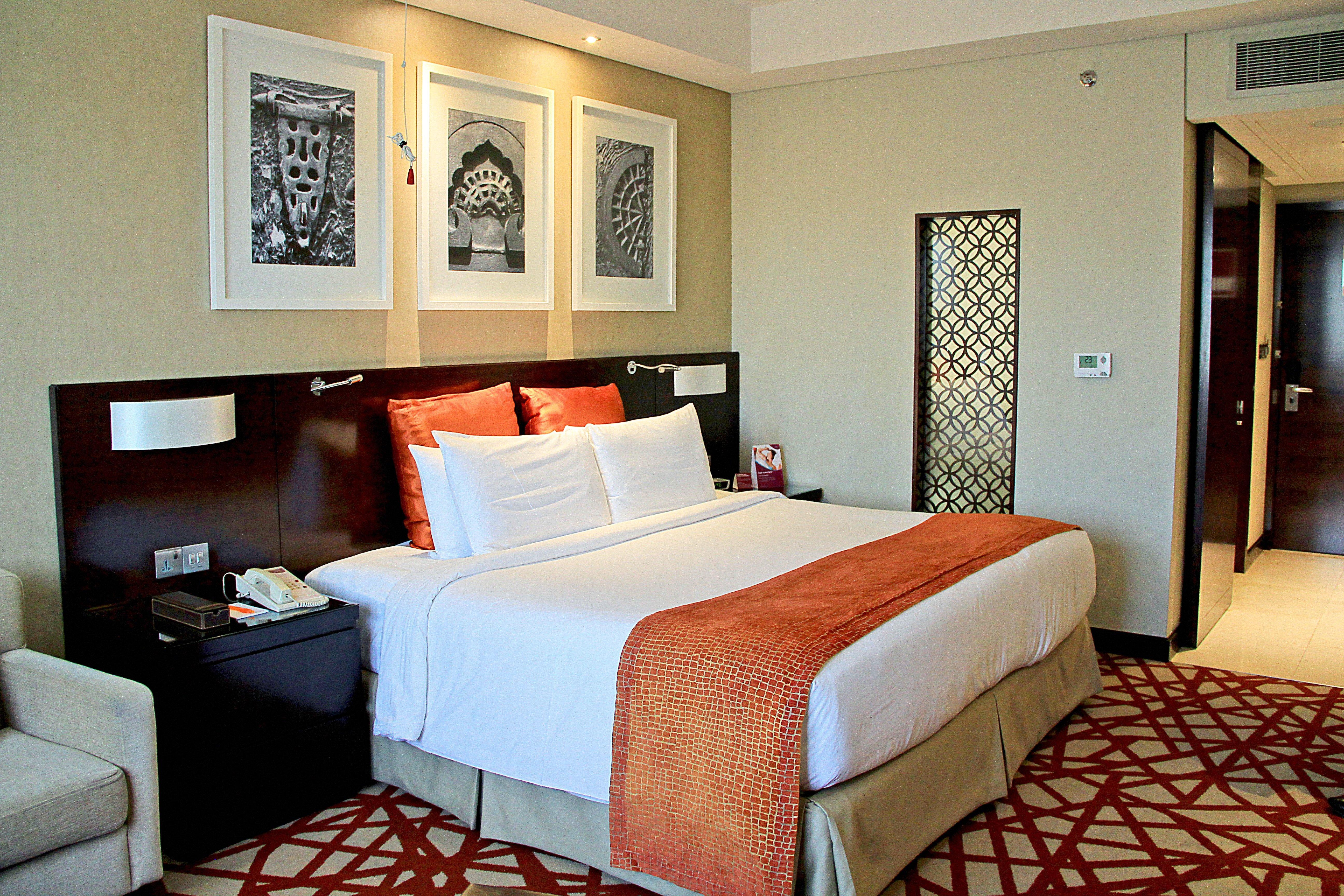 Crowne Plaza Dubai Deira By Ihg Hotel Eksteriør billede A bedroom at the Jumeirah Emirates Towers Hotel