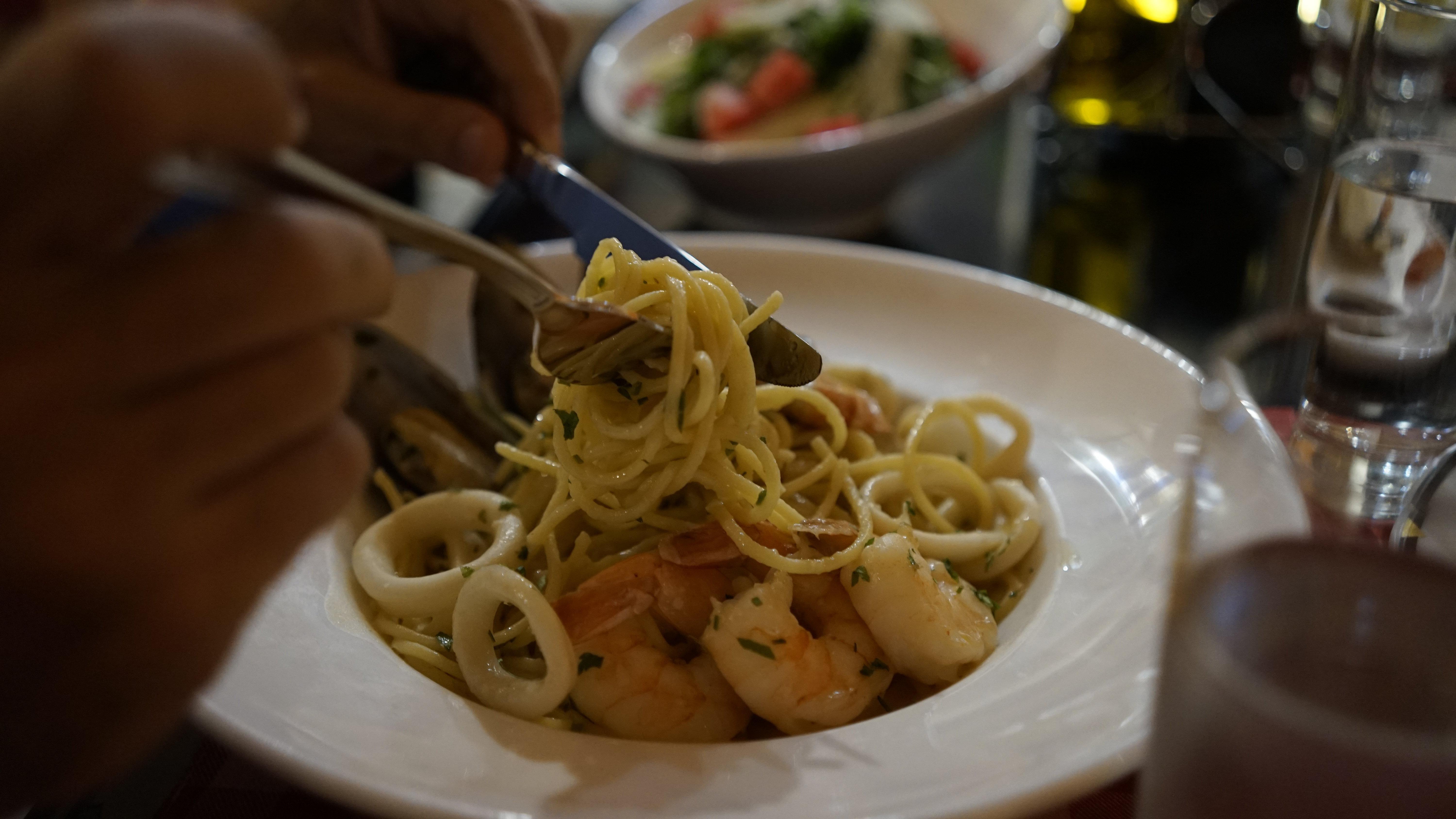 Crowne Plaza Dubai Deira By Ihg Hotel Eksteriør billede Seafood pasta