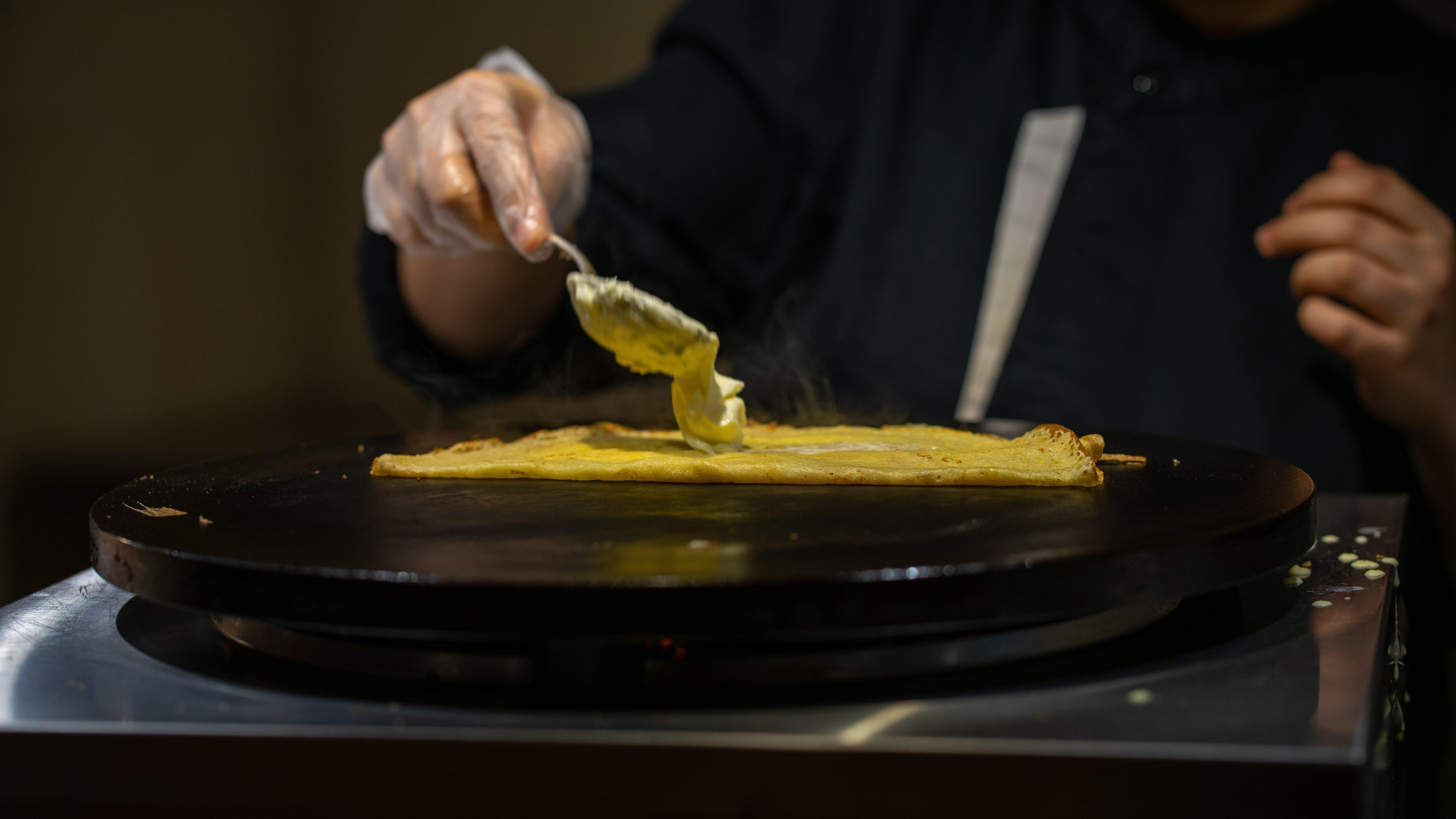 Crowne Plaza Dubai Deira By Ihg Hotel Eksteriør billede A crêpe being spread with butter