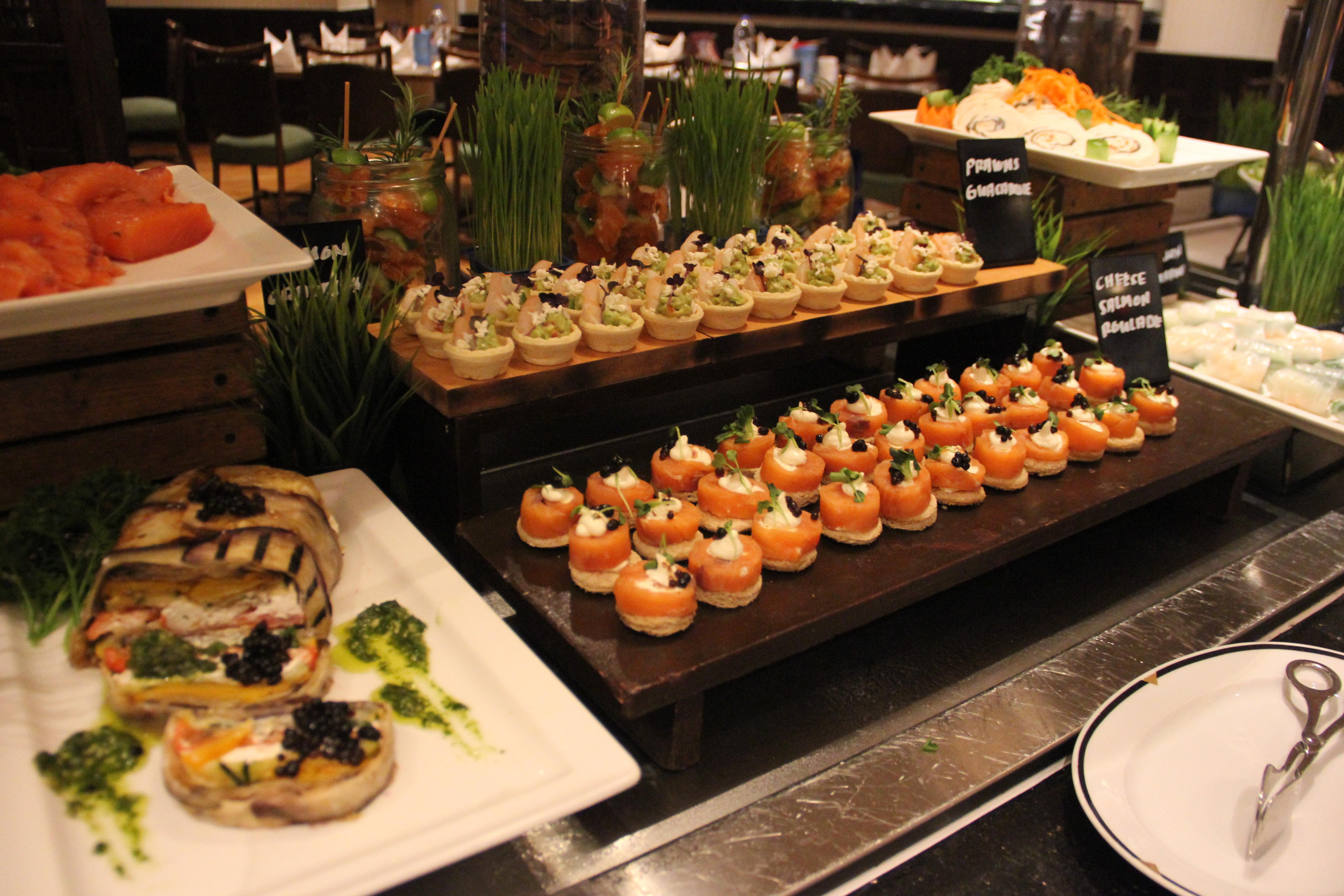 Crowne Plaza Dubai Deira By Ihg Hotel Eksteriør billede Canapés at a buffet
