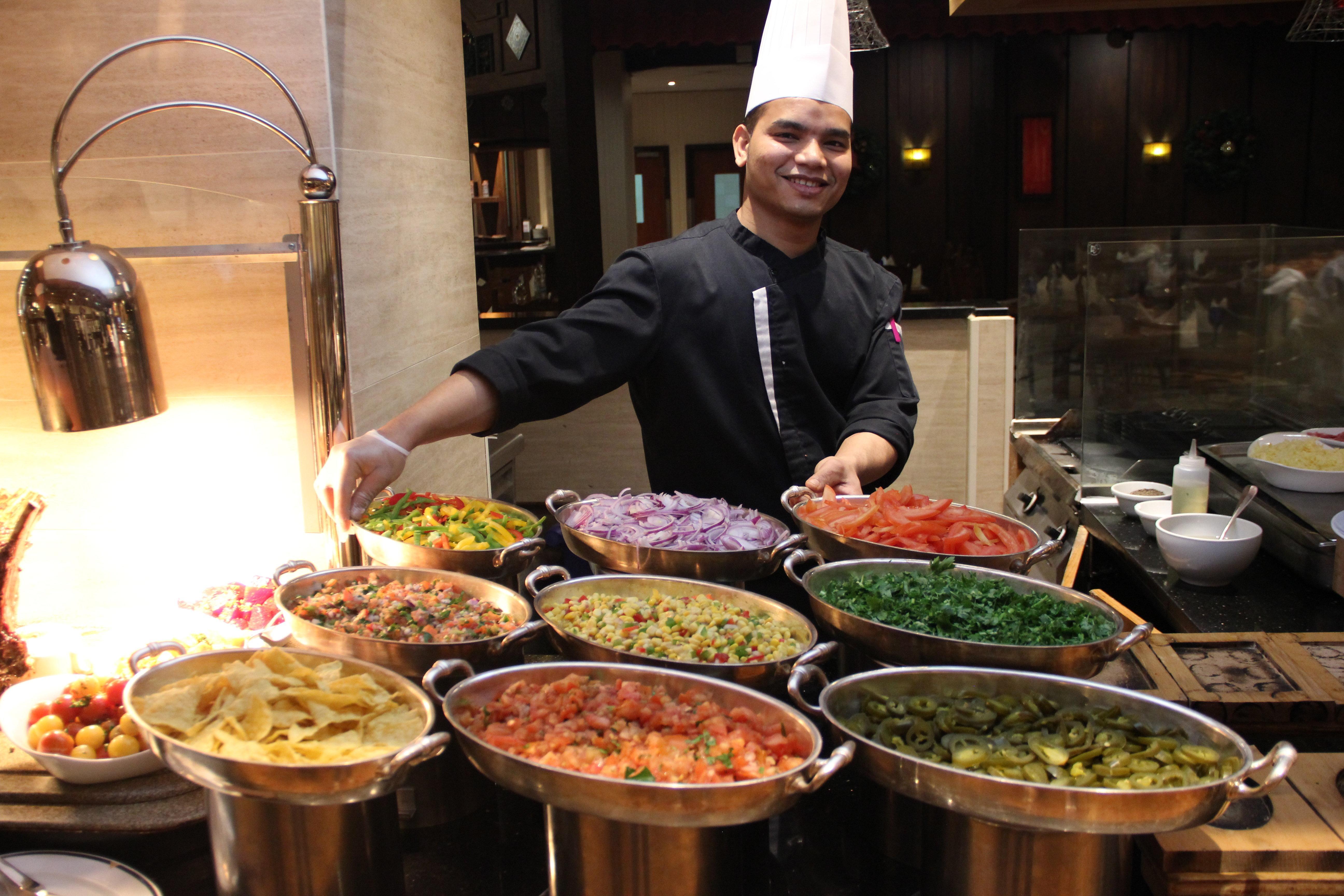 Crowne Plaza Dubai Deira By Ihg Hotel Eksteriør billede A chef at a buffet