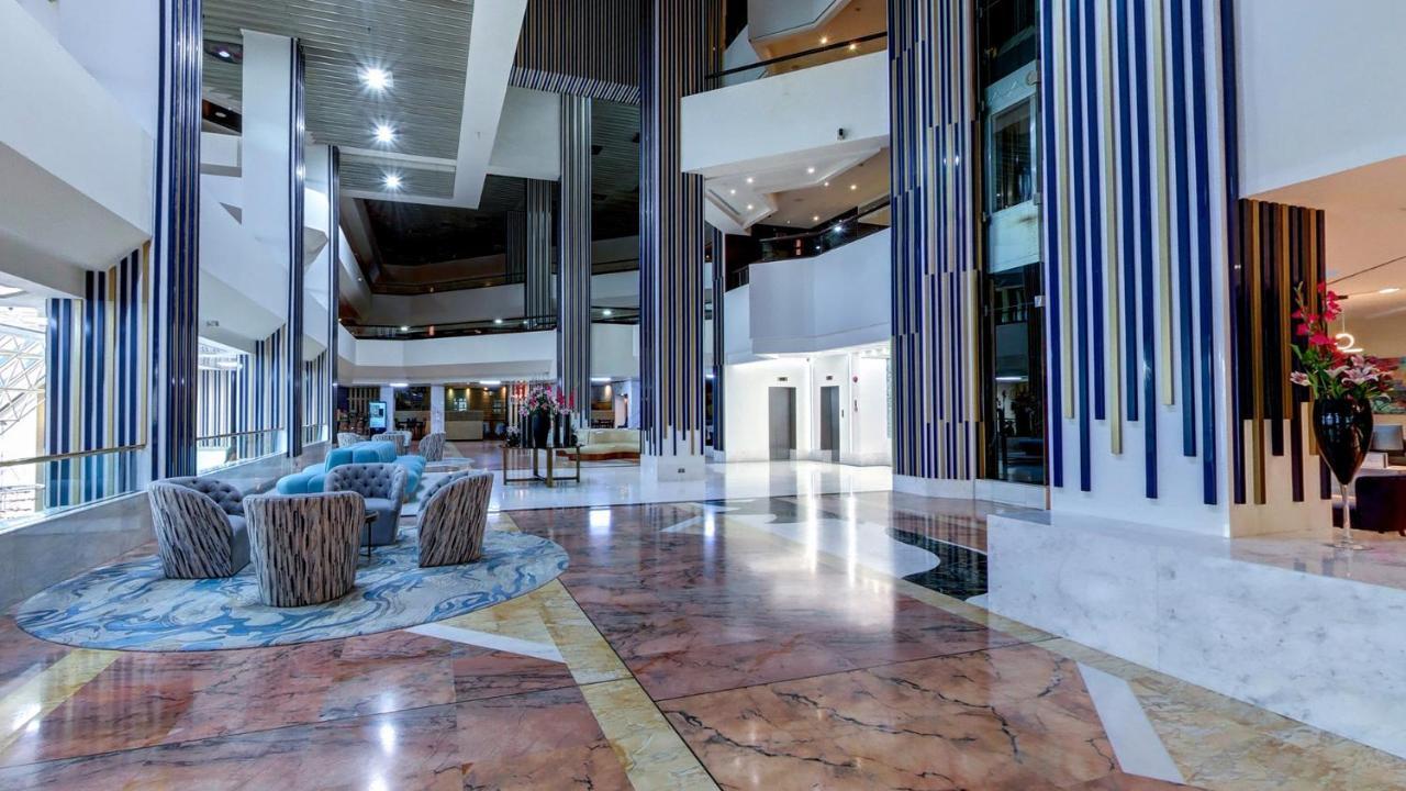 Crowne Plaza Dubai Deira By Ihg Hotel Eksteriør billede The lobby of the hotel