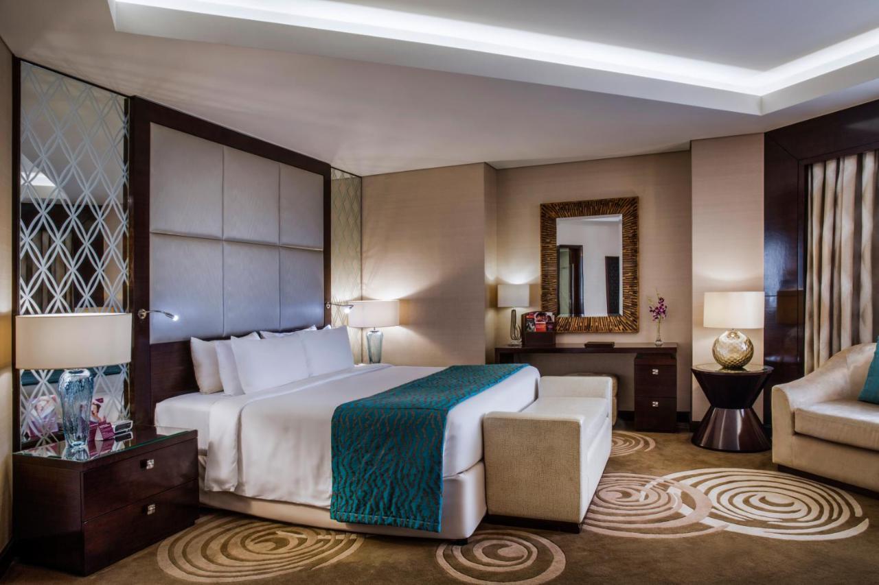Crowne Plaza Dubai Deira By Ihg Hotel Eksteriør billede A bedroom at the hotel