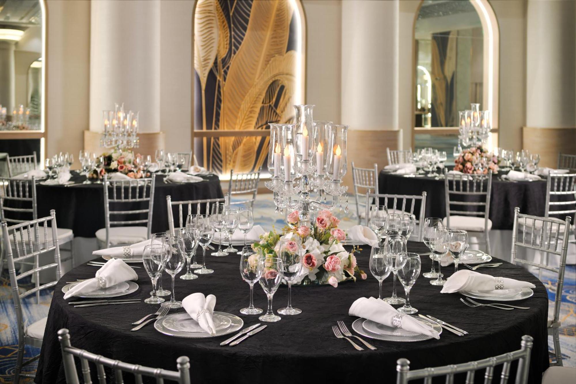 Crowne Plaza Dubai Deira By Ihg Hotel Eksteriør billede The ballroom at the Ritz-Carlton, Dubai