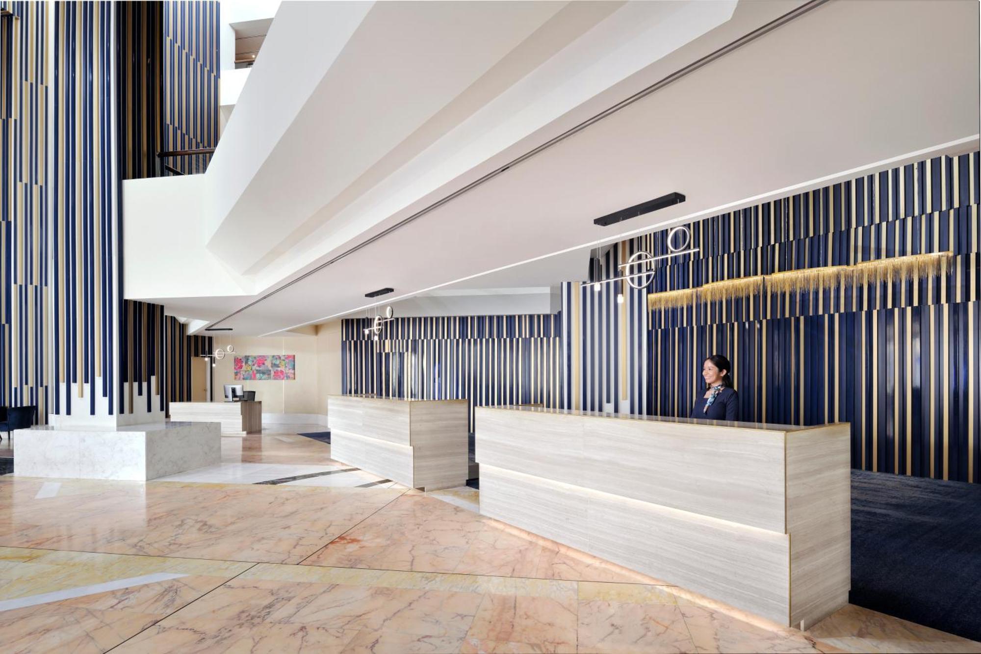 Crowne Plaza Dubai Deira By Ihg Hotel Eksteriør billede The lobby of the hotel